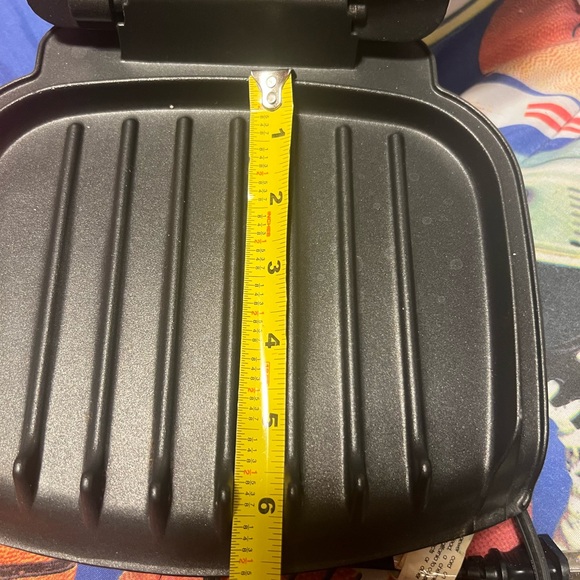 Compact White Grilling Machine - Picture 5 of 5